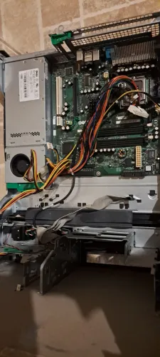 2 GABINETES COMPUTADOR DELL PARA PENTIUN 4 COM PLACA MAE E FONTE  SEM PROCESSADOR