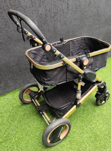 Carrinho de bebê com bebê conforto