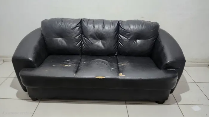 Sofá 3 lugares courino