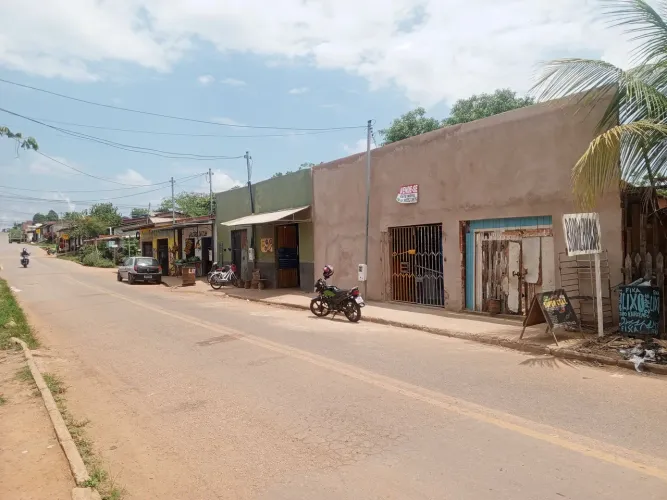 Vende se uma casa com comércio no bairro Ilson ribeiro na rua principal do ônibus 