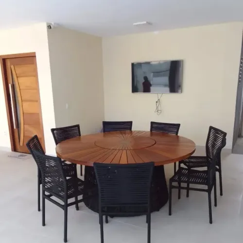 MESA COM TAMPO PIZZA DE MDEIRA - 8 CADEIRAS