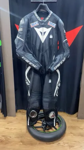 Macacão Dainese Laguna Seca 4 Pró Perfurado Peça Única Tamanho 52 Eur em Bom estado