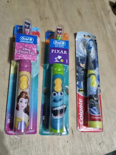 Escovas de Dente Infantis - Personagens Disney e Pixar