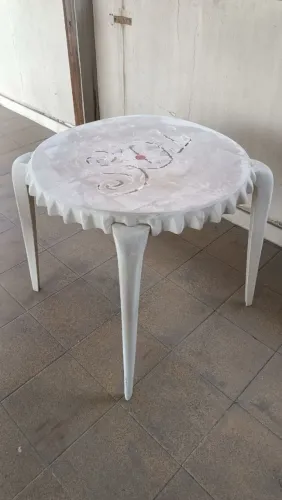 Mesa Redonda Formato de Tampinha de Cerveja Para Pintura Design Único 75x75x75cm