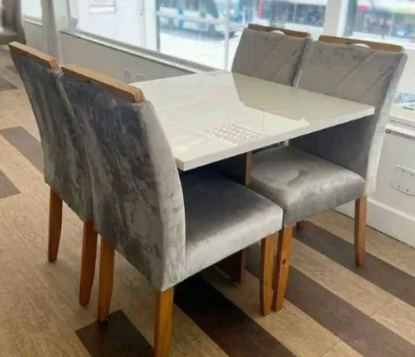 Mesa com tampo em vidro e cadeiras madeira maciça
