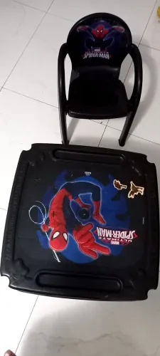 Conjunto de mesa e cadeira infantil do Homem-Aranha