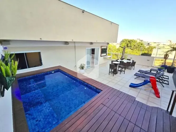 Cobertura Espetacular em Copacabana com Terraço, Piscina e Churrasqueira