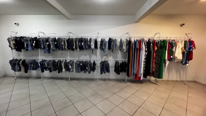 Arara de parede para roupas
