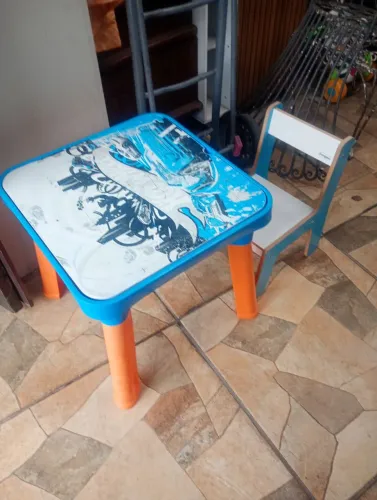 Conjunto de mesinha e cadeirinha de madeira