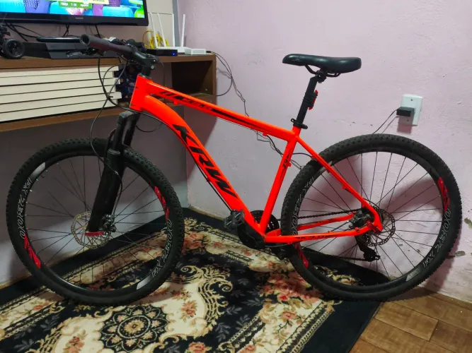 Vendo bicicleta alumínio aro 29 semi nova, pouco tempo de uso 