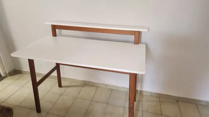 Escrivaninha Tok Stok. Cor Branco/Nozes. 1,10m X 55cm. Em perfeito estado. R$ 400,00