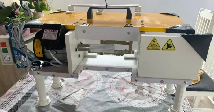 Máquina de retirar película polpa coco seco marrom