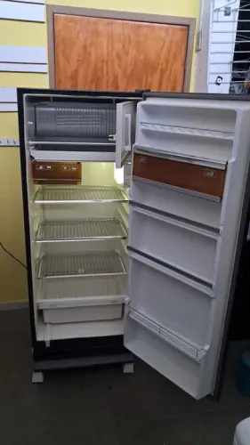 Geladeira Brastemp 360litros ,127v ,antiga bem conservada.