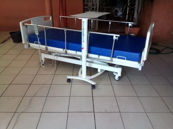 Cama Hospitalar Elétrica eleva altura. 