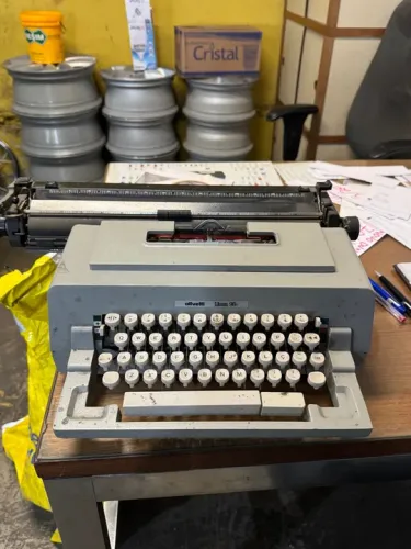 Máquina de escrever Olivetti Linea 98