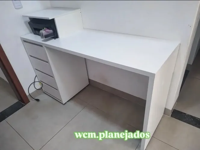 Mesa de escritório planejada brancacom nicho para impressora 