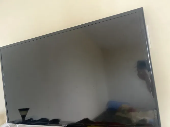 Televisão smart 43 polegadas. Obs. A barra de Led tá queimada,