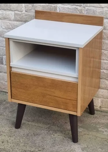 Mesa de Cabeceira Retrô - Elegância e Funcionalidade para seu Quarto!