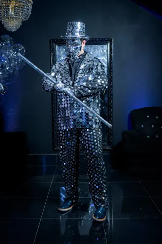 Roupa espalhada para festa ou evento