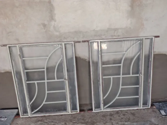 Vende se duas janelas usada com vidro