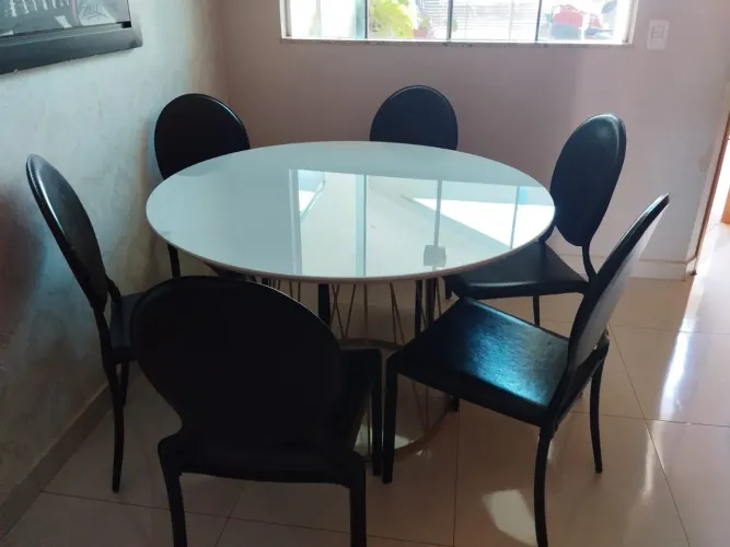 Lindo jogo de jantar c/ 6cadeiras em Courino