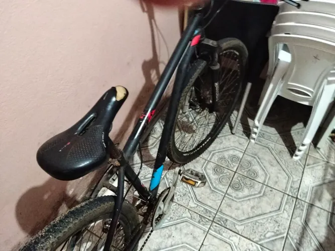 Vende se bicicleta com pouco tempo de uso