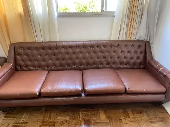 Sofá de couro 4 lugares modelo capitonê que acompanha 2 poltronas iguais