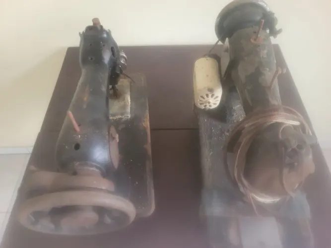 2 máquinas de costura antiga para tirar peças