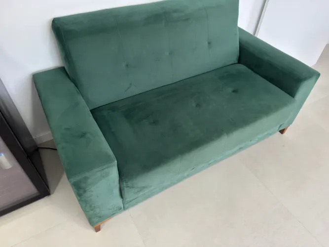 Sofá de 2 lugares verde