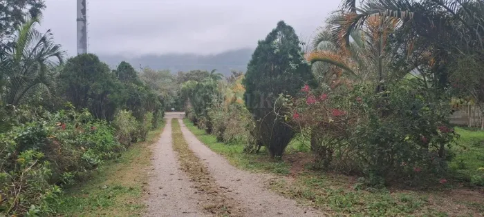 Terreno com 85.884 m2, com 3 casas à venda no Rio Verrmelho