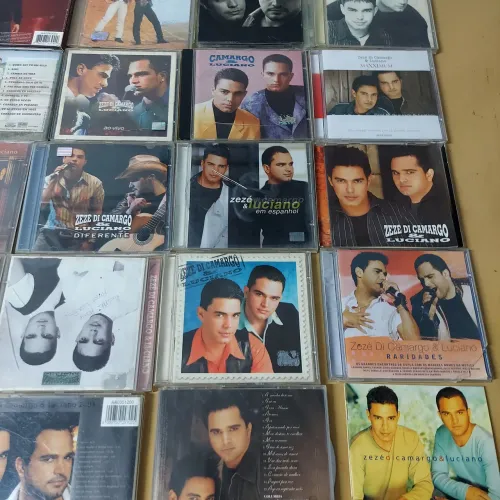 Coleção de CDs de Zezé de Camargo e Luciano.