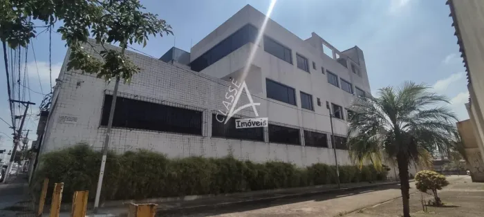 Galpão Industrial à Venda com 674 m², 3 Pavimentos, Elevador e Energia Trifásica