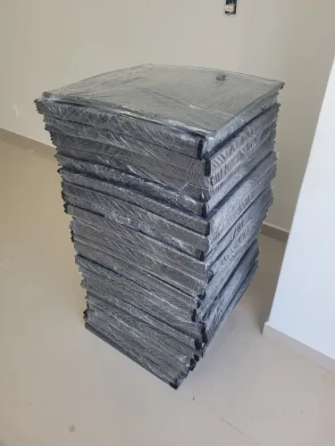 Piso de borracha 50x50 10mm para academias.