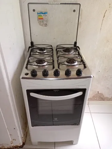 Fogão usado pegando bocas e forno