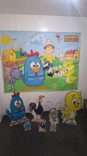 Vendo 1 painel em lona da galinha pitadinha e 7 displays em MDF