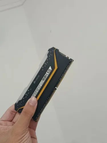 Memória RAM Corsair RGB 8GB 3200MHz - ESTADO DE NOVA!