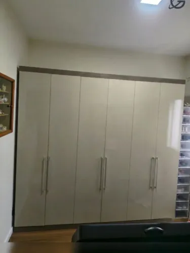 Guarda-roupas 6 portas em ótimo estado