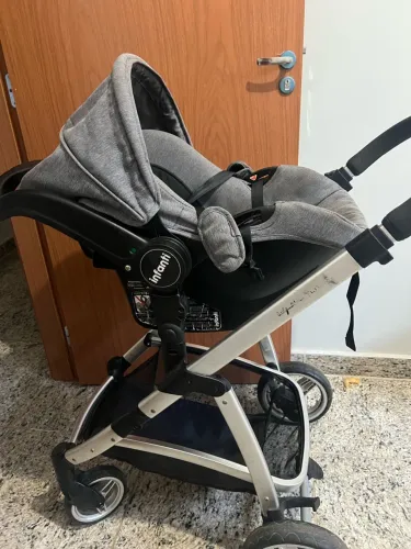 Carrinho Moisés + bebê conforto