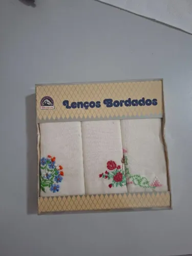 Caixa kit lenços bordados Presidente anos 1980