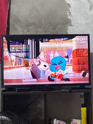 Tv smart 32 Samsung quebrada mas funcionando 