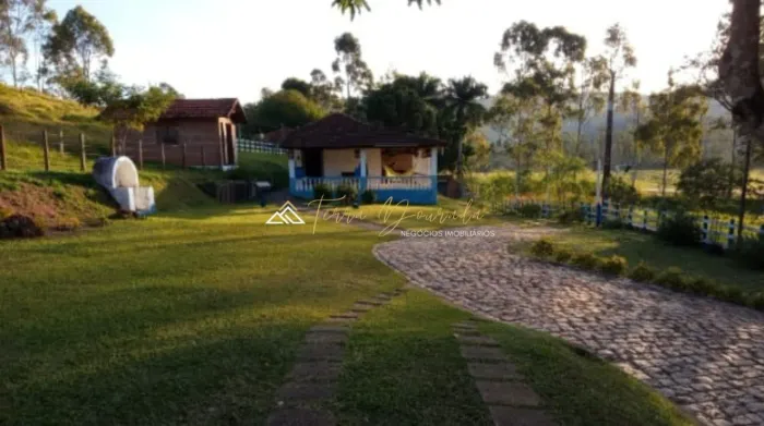 Chácara com casas e lago à venda