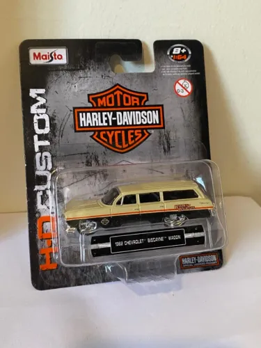 Miniatura Coleção Maisto 1962 Chevrolet Biscayne Wagon Harley Davidson 1:64