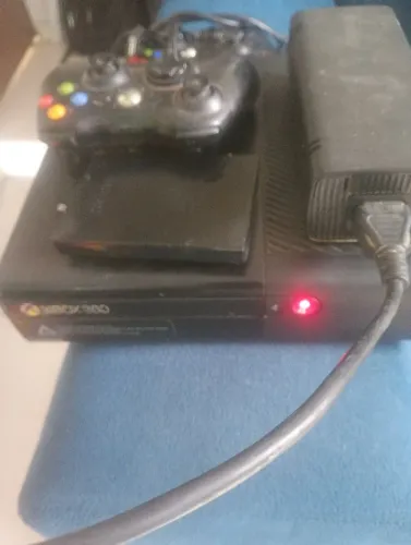 Vende-se um Xbox quebrado para retirada de peças