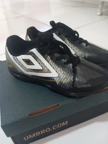Chuteira Umbro Infantil novinha. Número 28. Utilizada uma única vez!!!
