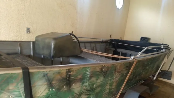 Canoa de pesca completa.