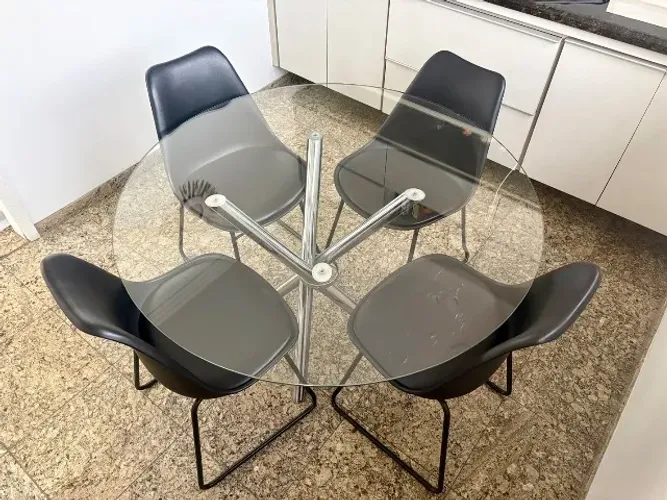 Mesa de vidro redonda (+ cadeiras de brinde)