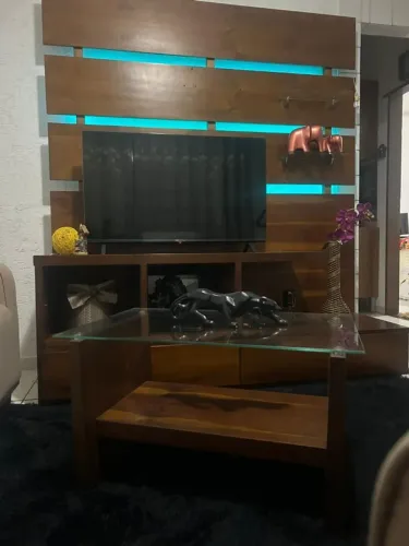 Painel para TV com Rack e Mesa de Centro em Madeira Conjunto elegante e sofisticado para s