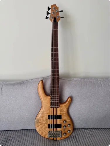 Baixo Cort Artisan A5 ano 2011. Tarrachas e ponte Hipshot e captação Bartolini MK1.