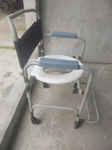 Vendo uma cadeira de banho pra idoso *  zap