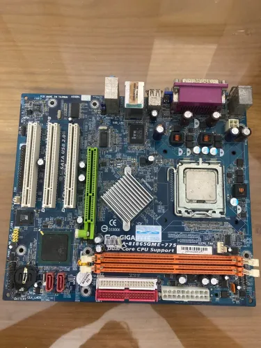 Placa mãe Gigabyte GA-8I865GME-775.